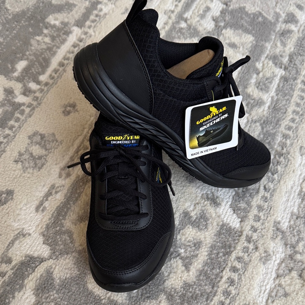 SKECHERS GOODYEAR “Rogue” sneakers with free backpack